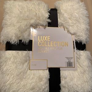 NWT Luxe Collection throw blanket